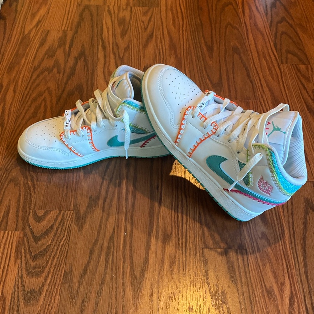 Nike Air Jordan mid DM6218-100. Size 6.5Y